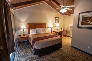 Room, 1 Queen Bed | Free WiFi, bed sheets - The Crow Peak Lodge (Spearfish)