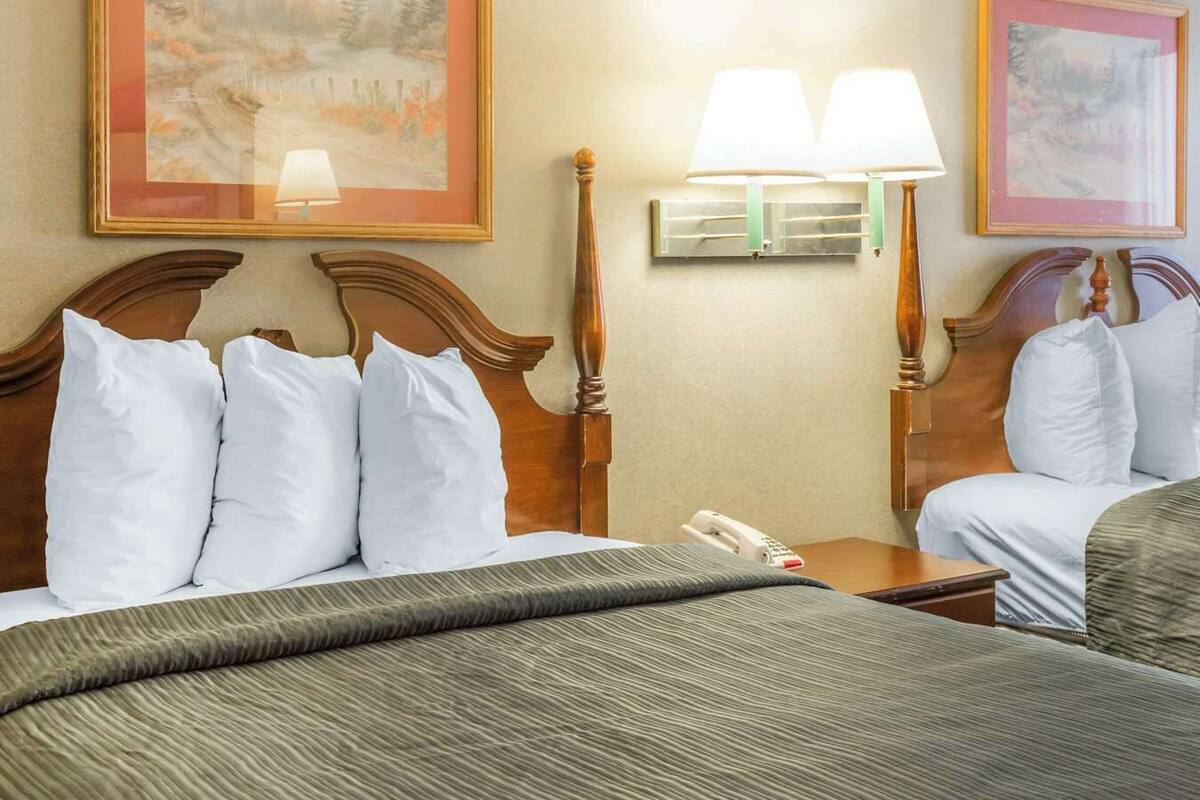 Meja kerja, setrika/meja setrika, dan tempat tidur lipat/tambahan