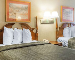 Bureau, fer et planche à repasser, lits pliants/supplémentaires