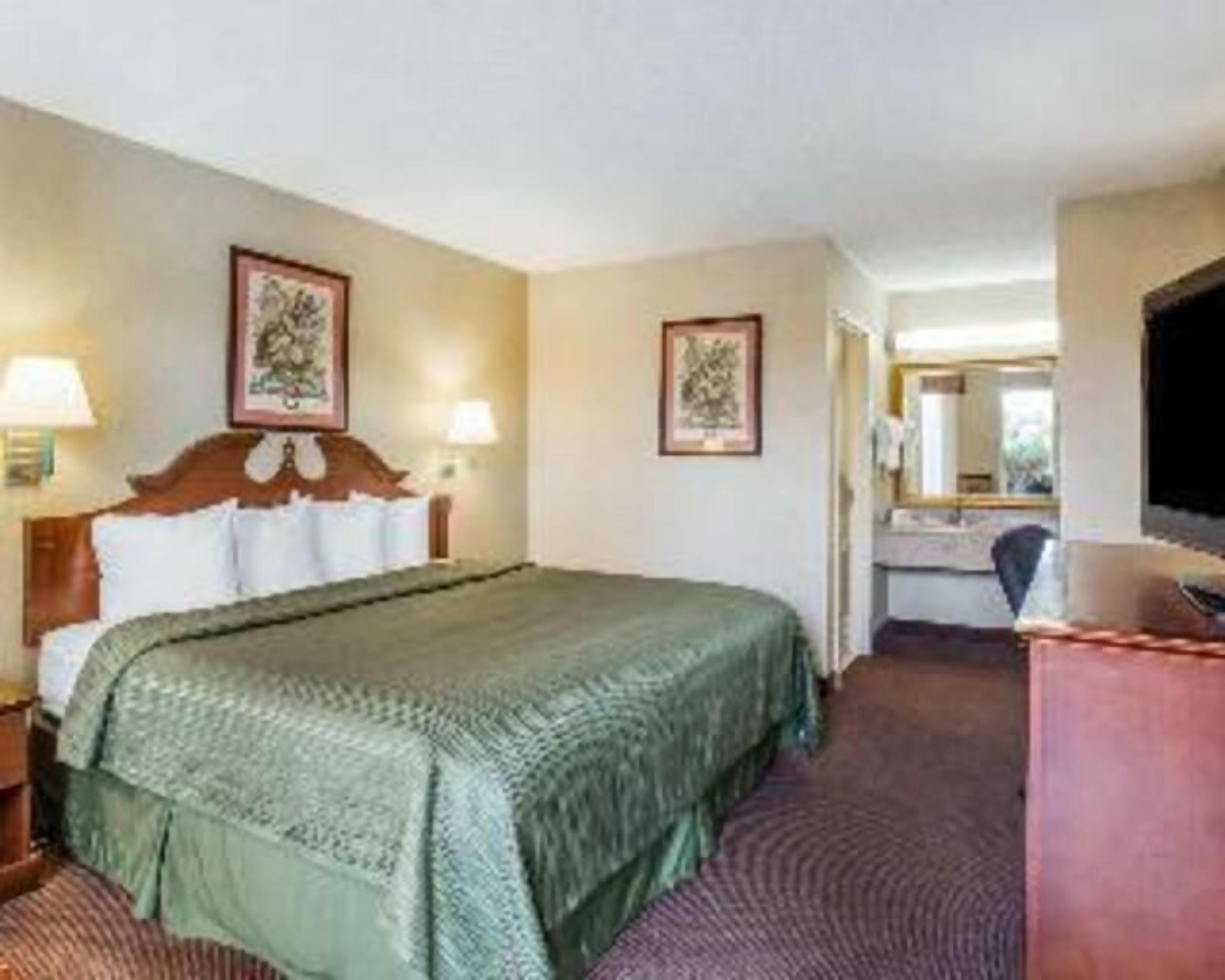 Desk, iron/ironing board, rollaway beds, free WiFi