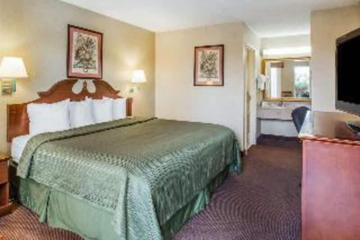 Desk, iron/ironing board, rollaway beds, free WiFi