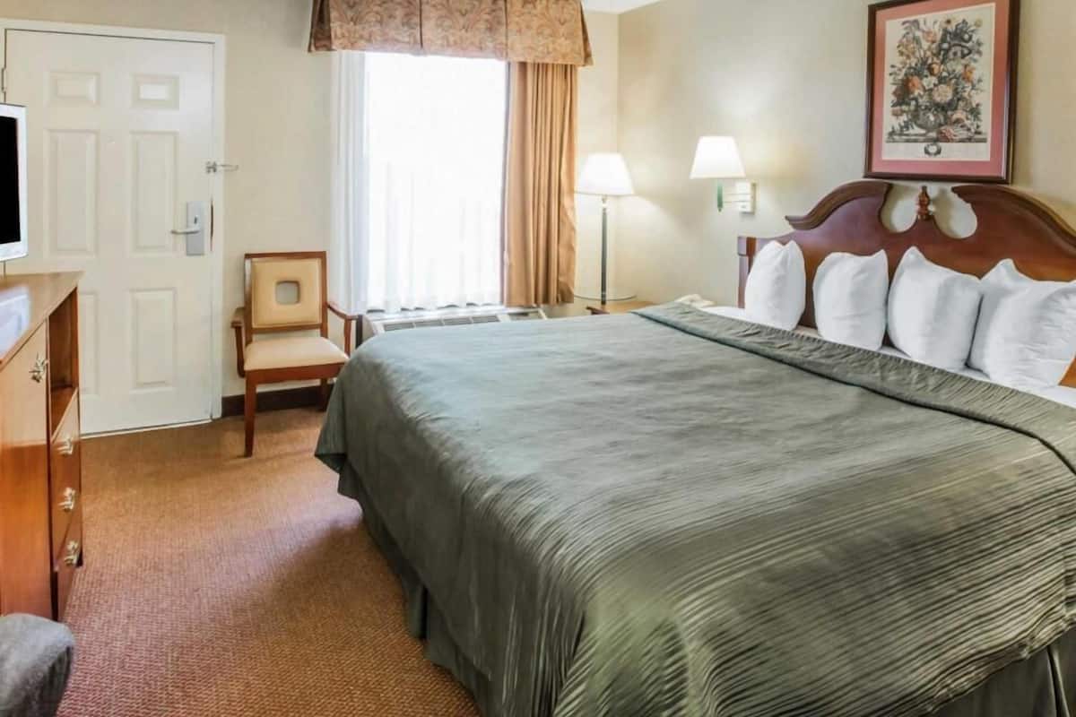 Desk, iron/ironing board, rollaway beds, free WiFi