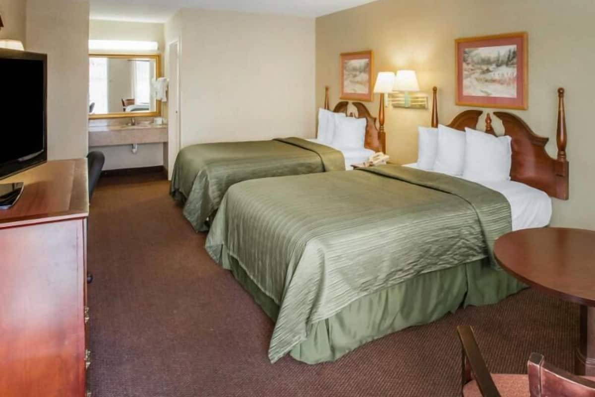 Desk, iron/ironing board, rollaway beds, free WiFi