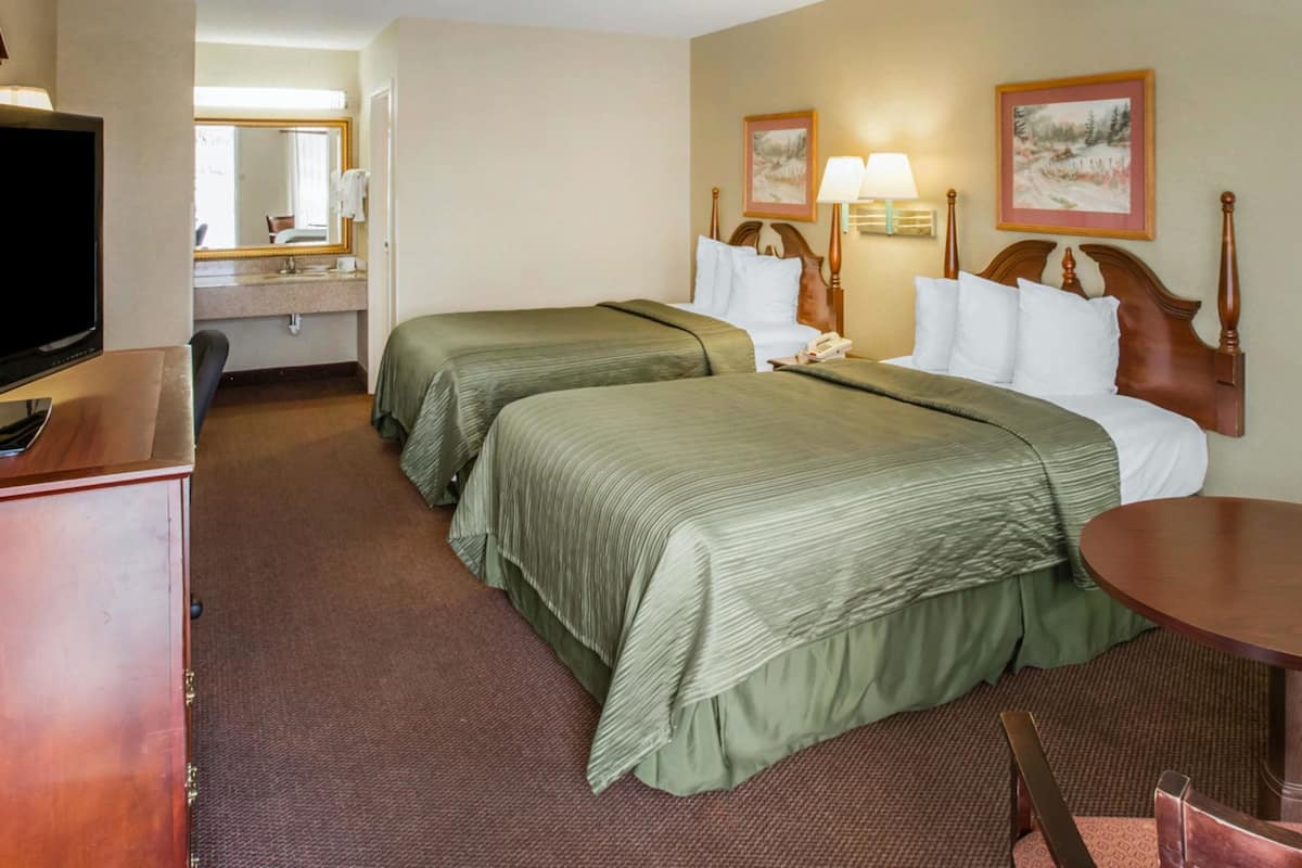 Desk, iron/ironing board, rollaway beds, free WiFi