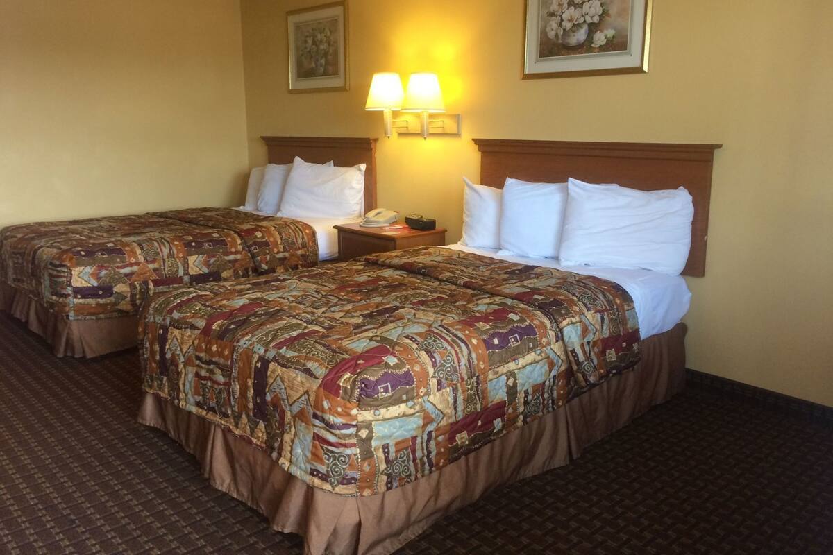 Escritorio, wifi gratis y ropa de cama