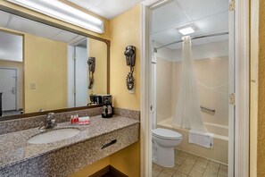 Combined shower/bathtub, hair dryer, towels