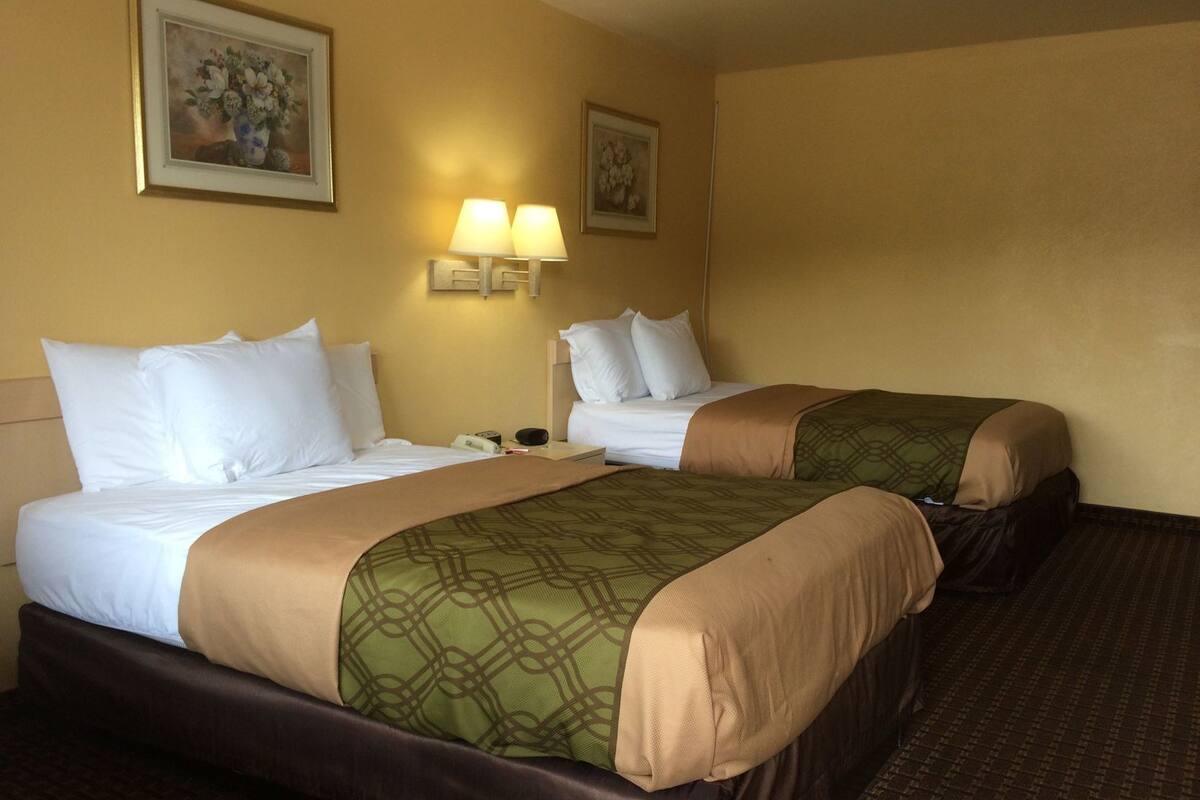 Escritorio, wifi gratis y ropa de cama