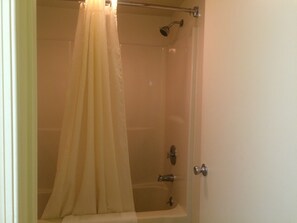 Kamar Standar, 2 Tempat Tidur Double, Bebas Asap Rokok | Kamar mandi | Kombinasi shower/bathtub, pengering rambut,  dan handuk