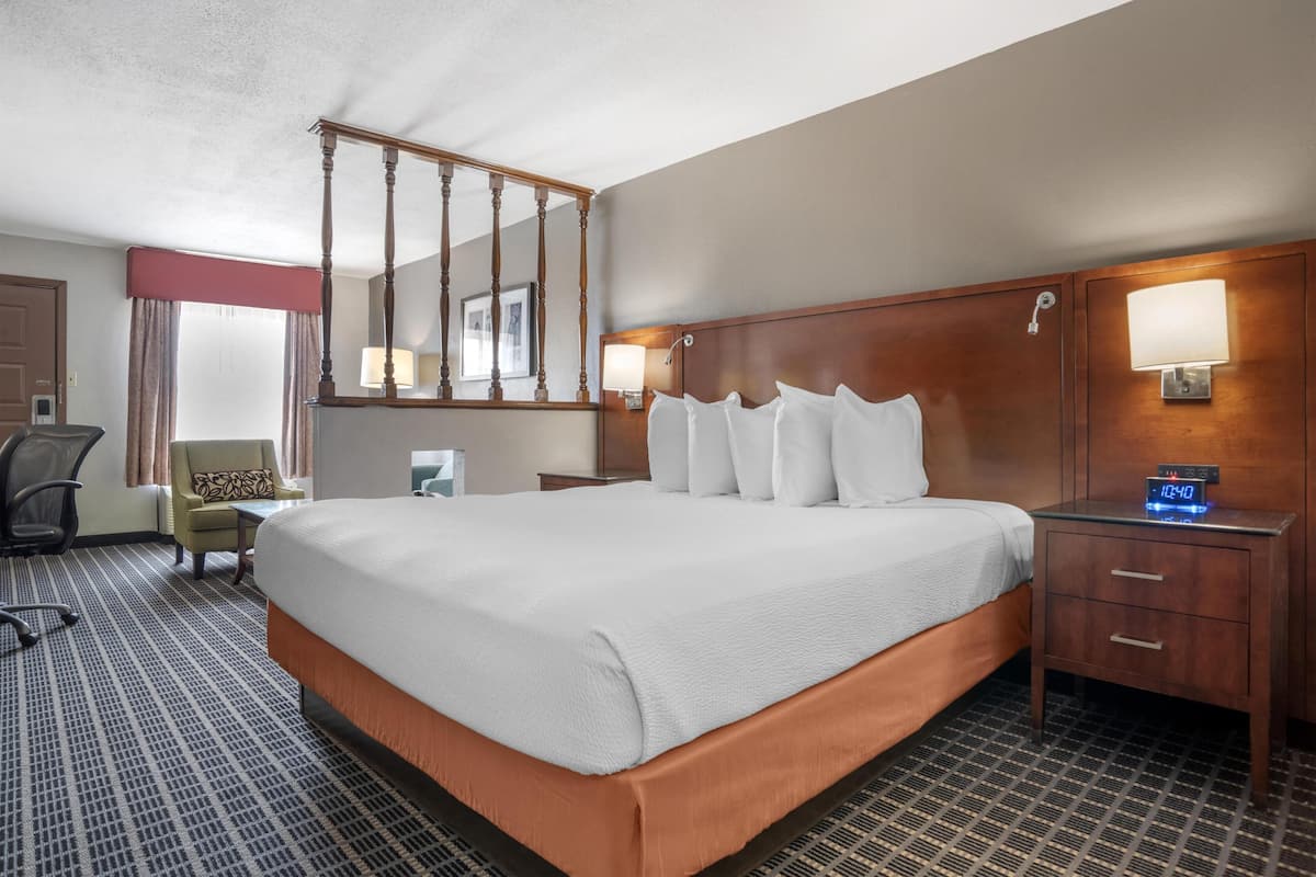 Suite, 1 King Bed, Non Smoking, Refrigerator