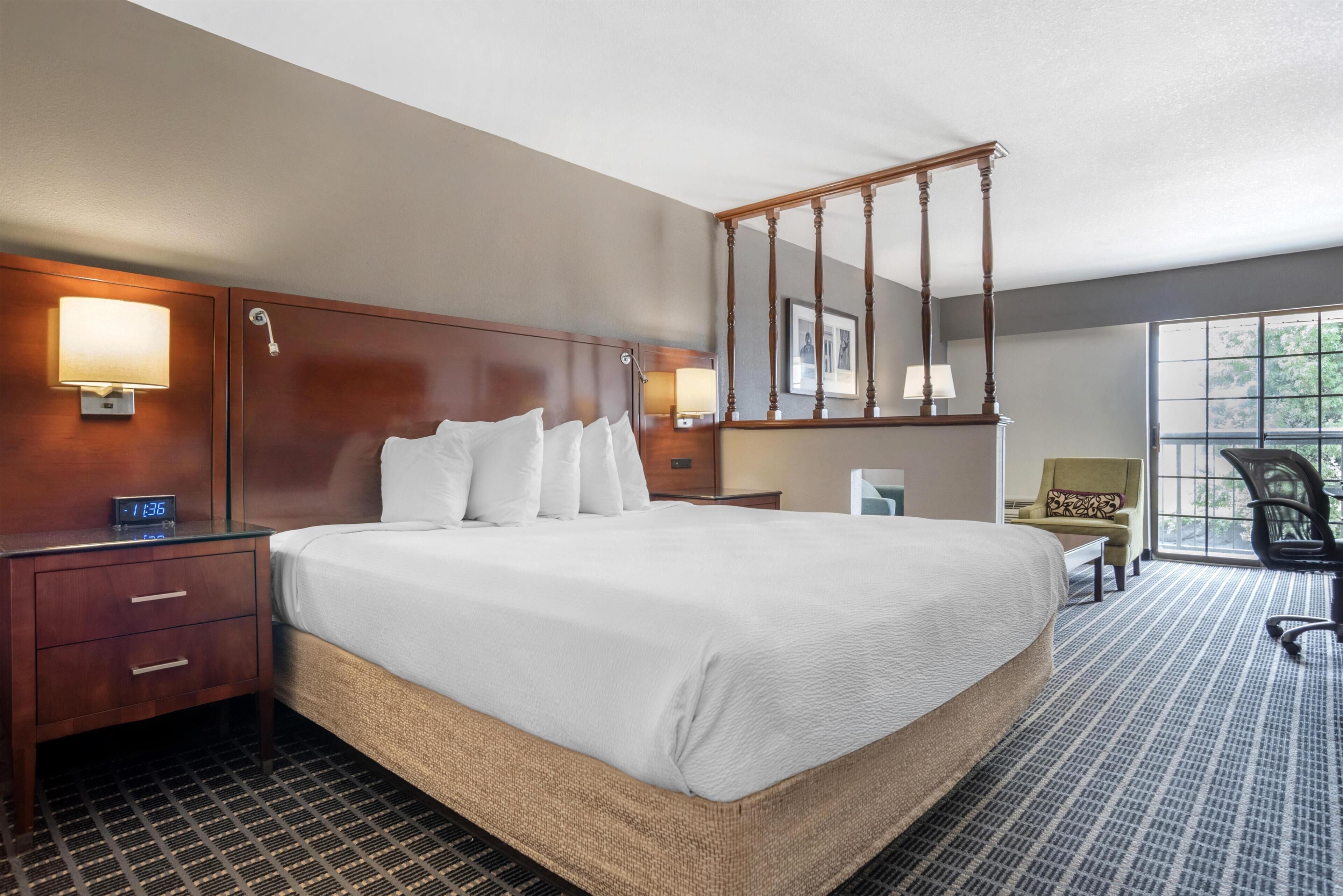 Suite, 1 cama de matrimonio grande, no fumadores, balcón (2nd Floor) | Escritorio, espacio para trabajar con un portátil, cortinas opacas