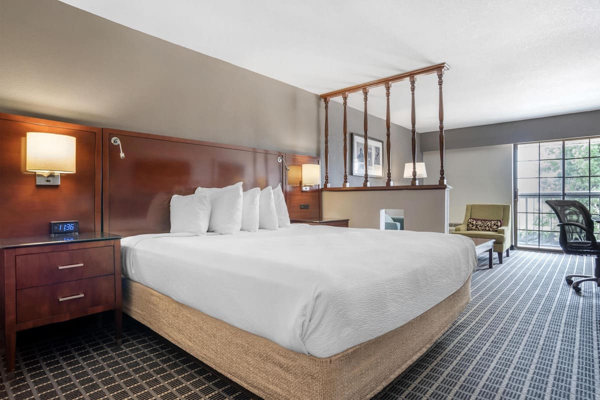 Suite, 1 King Bed, Non Smoking, Balcony (2nd Floor)