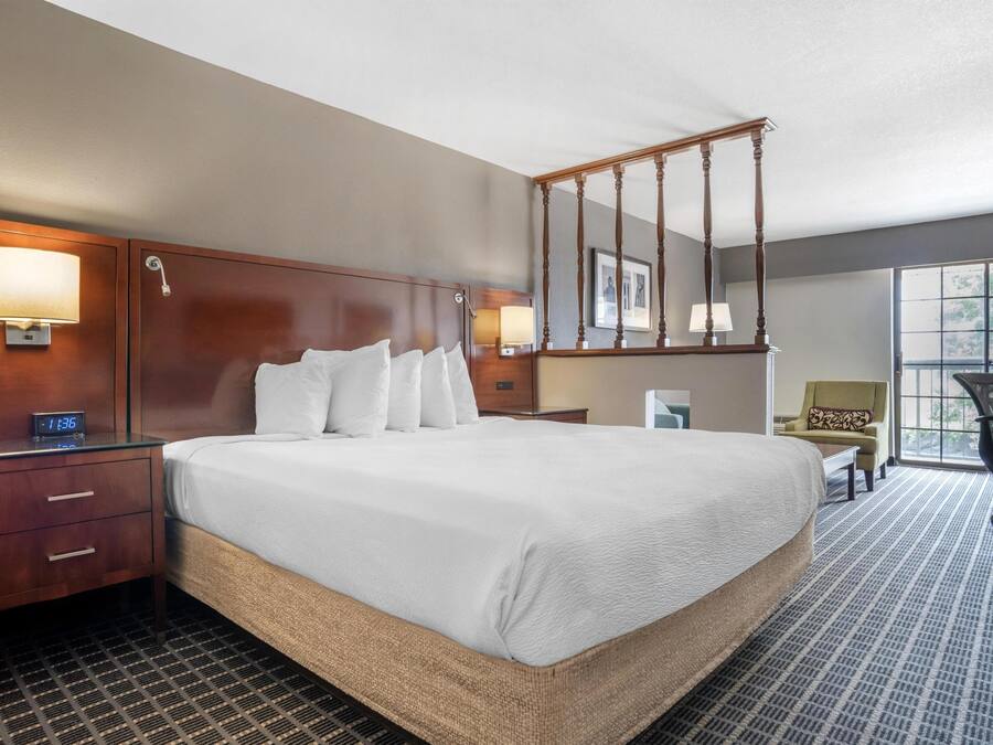 Suite, 1 kingsize bed, niet-roken, balkon (2nd Floor) | Een bureau, een laptopwerkplek, verduisterende gordijnen