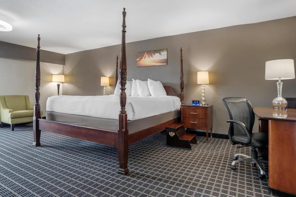 Suite, 1 King Bed, Balcony, Pool View (Four Poster Bed)