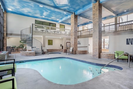 Seasonal outdoor pool, pool umbrellas, sun loungers