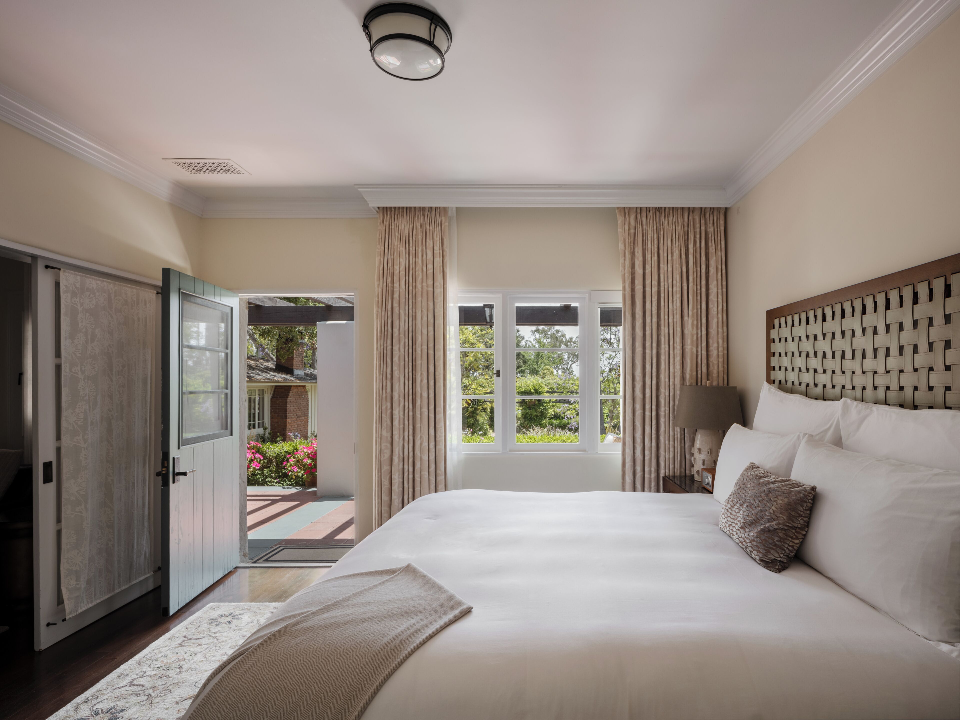 Premium bedding, down comforters, minibar, in-room safe