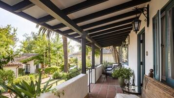 Suite (Hummingbird) | Living area