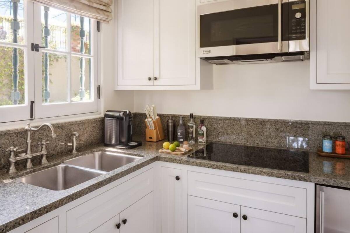 microwave, espresso maker, coffee/tea maker, electric kettle