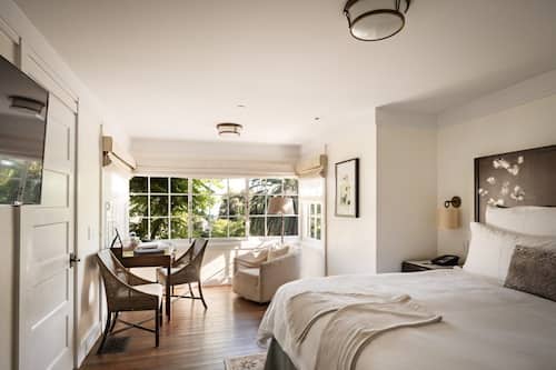 Premium bedding, down comforters, minibar, in-room safe