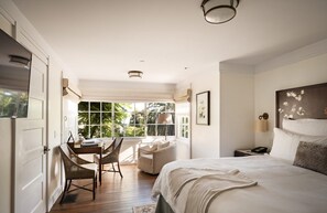 Seprai premium, selimut bulu angsa, minibar, dan brankas