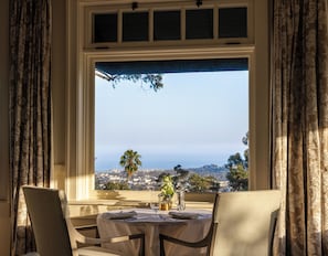 2 restaurants, breakfast, lunch, dinner served; Californian cuisine