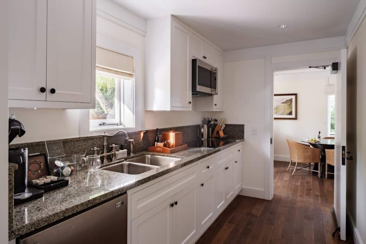 microwave, espresso maker, coffee/tea maker, electric kettle