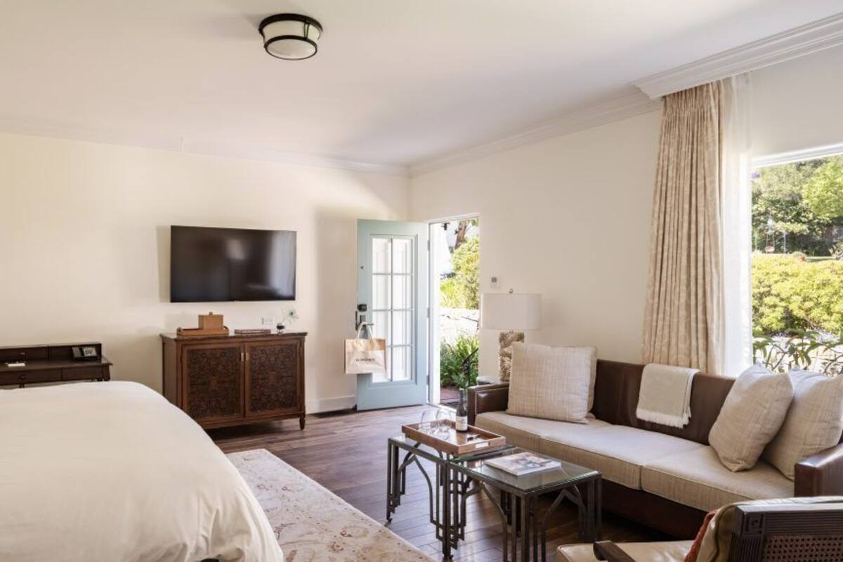 Deluxe Room, 1 King Bed | 1 bedroom, premium bedding, down duvets, minibar