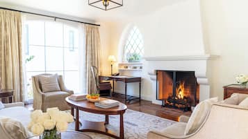 Sengetøy av topp kvalitet, dundyner, minibar og safe på rommet