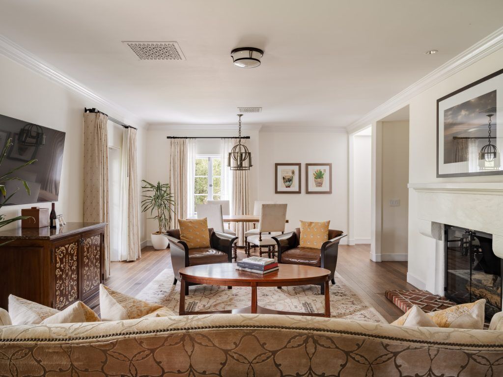 أغطية فراش متميزة وألحفة محشوة بالريش وميني بار وخزنة داخل الغرفة