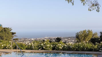 Udendørs pool, parasoller, liggestole