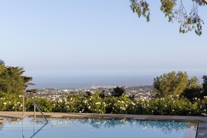 حمّام سباحة خارجي، مظلات على حمّام السباحة، مقاعد للتشمس