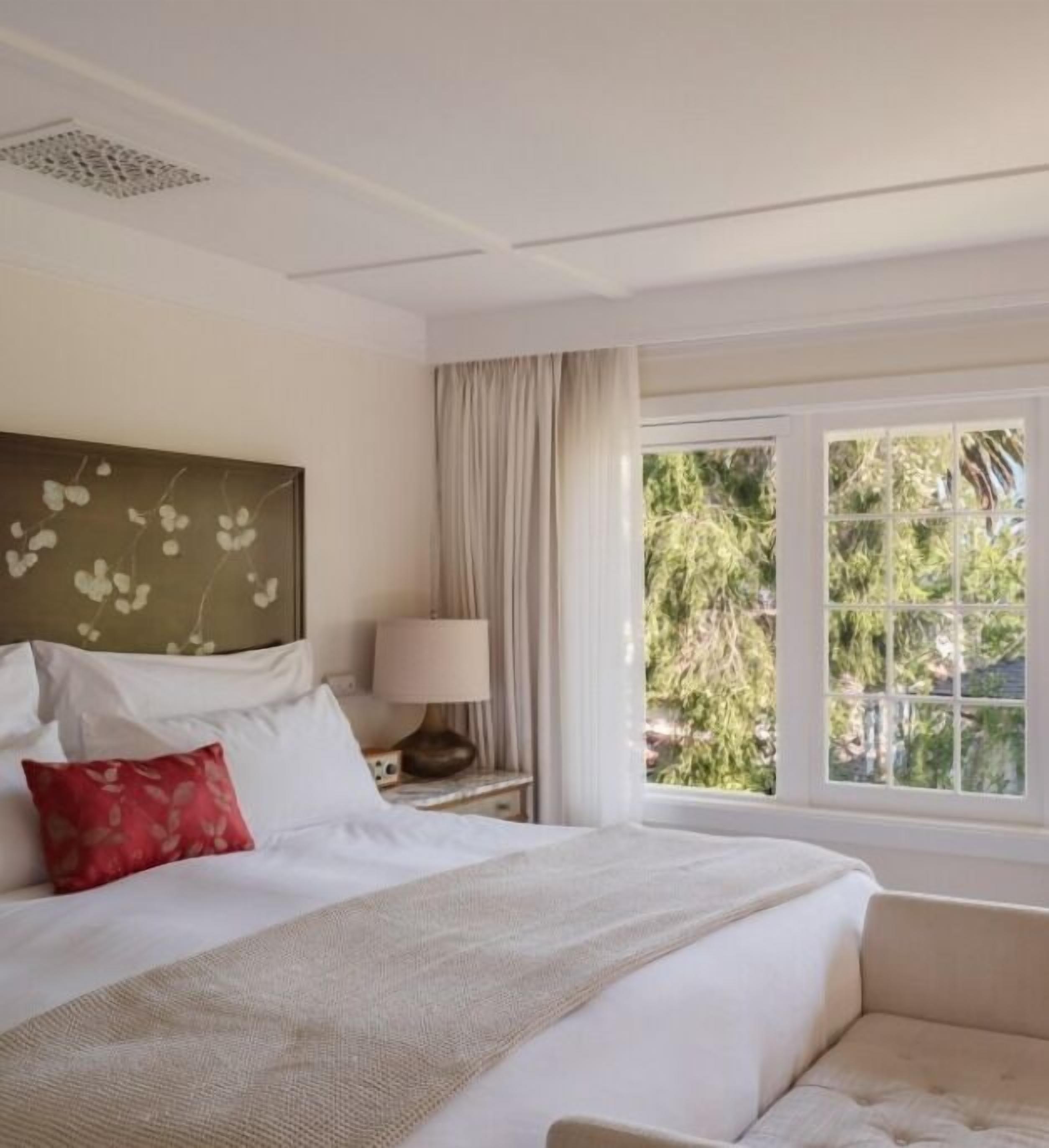 Premier Room, 1 King Bed | Premium bedding, down comforters, minibar, in-room safe