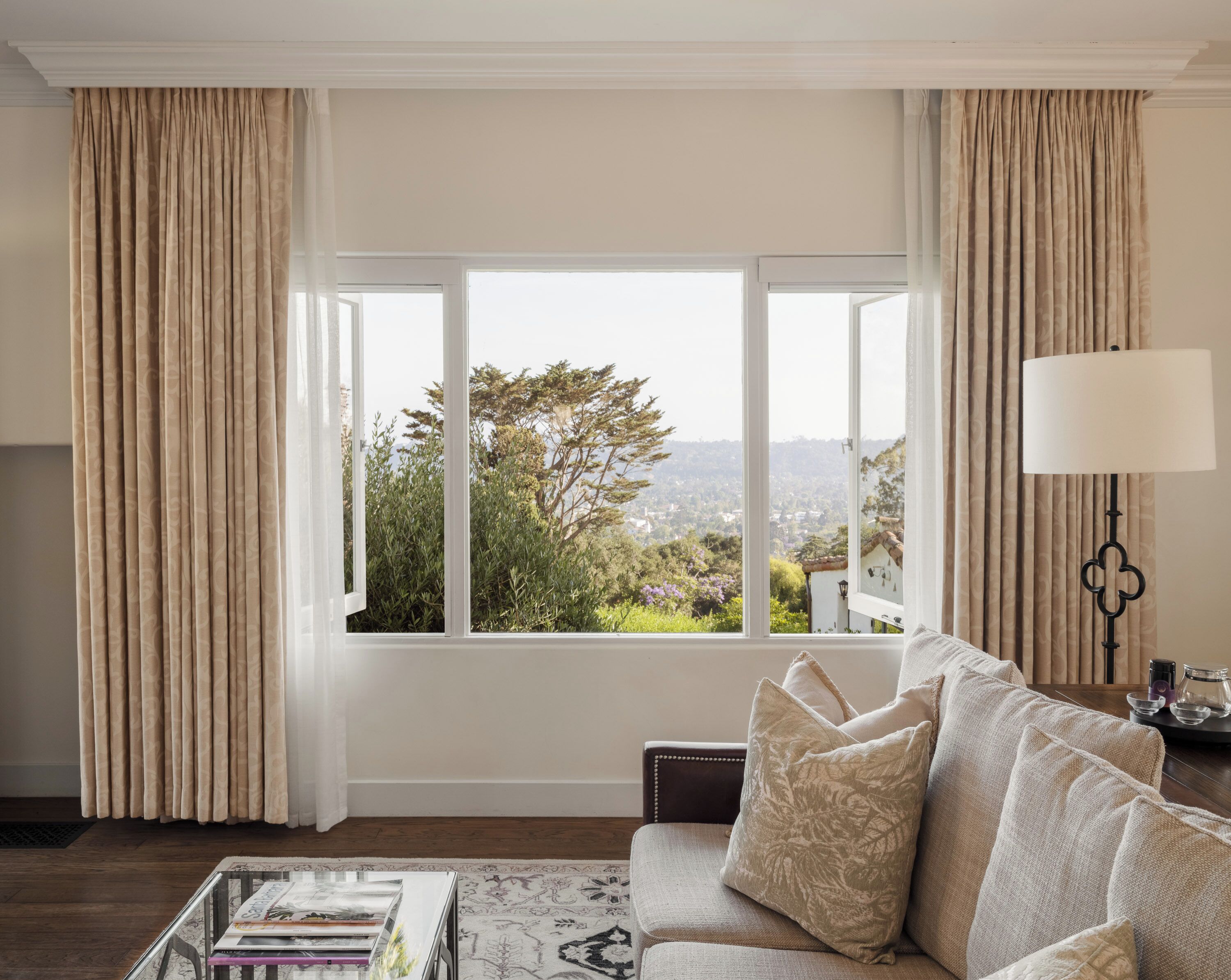 أغطية فراش متميزة وألحفة محشوة بالريش وميني بار وخزنة داخل الغرفة