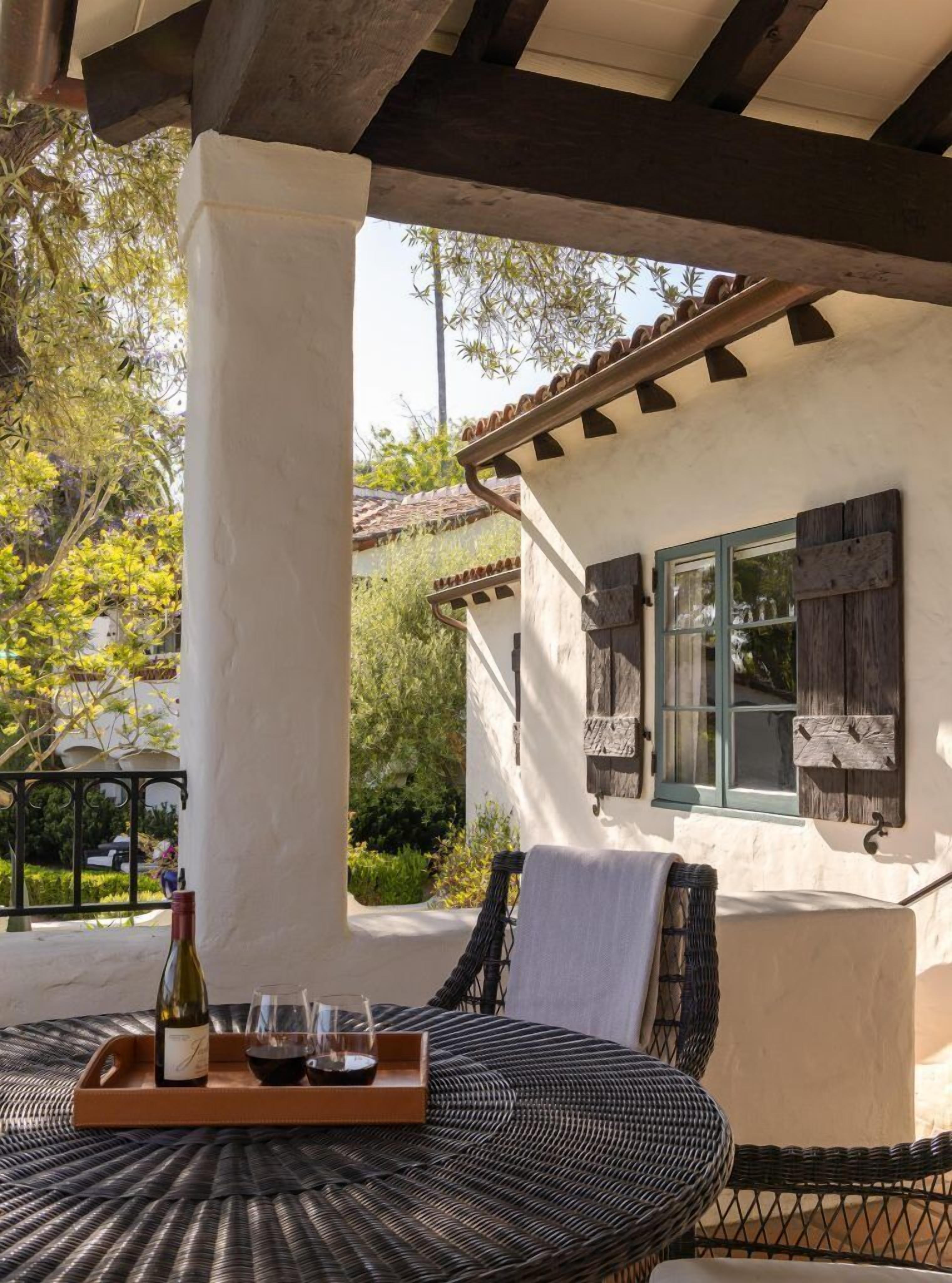 Sviitti, terassi | Ylelliset vuodevaatteet, untuvapeitot, minibaari, tallelokero huoneessa