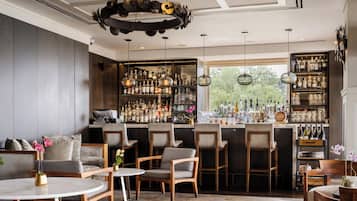 2 restaurants; breakfast, lunch, dinner, and brunch served