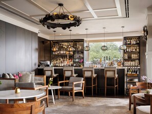2 restaurants servant le déjeuner, le dîner, le souper et le brunch