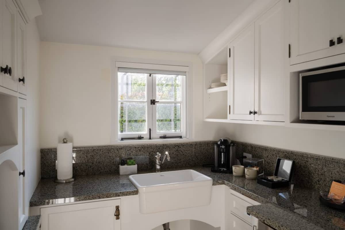 Microwave, espresso maker, coffee/tea maker, electric kettle
