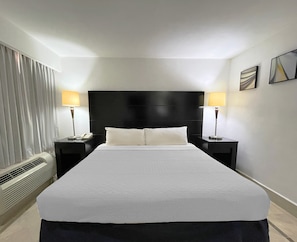 Standard Deluxe Room | Hochwertige Bettwaren, Daunenbettdecken, Pillowtop-Betten, Schreibtisch