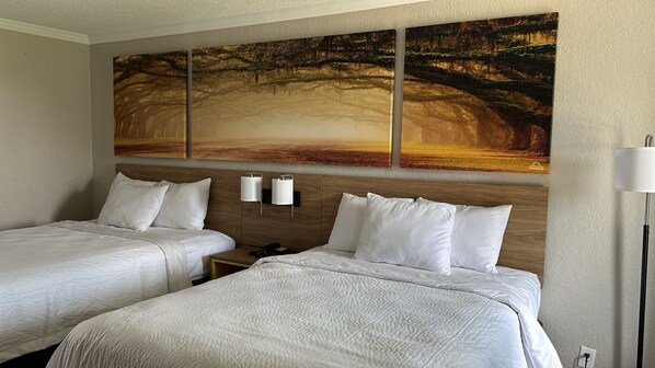 Een bureau, gratis wifi, beddengoed, een wekker