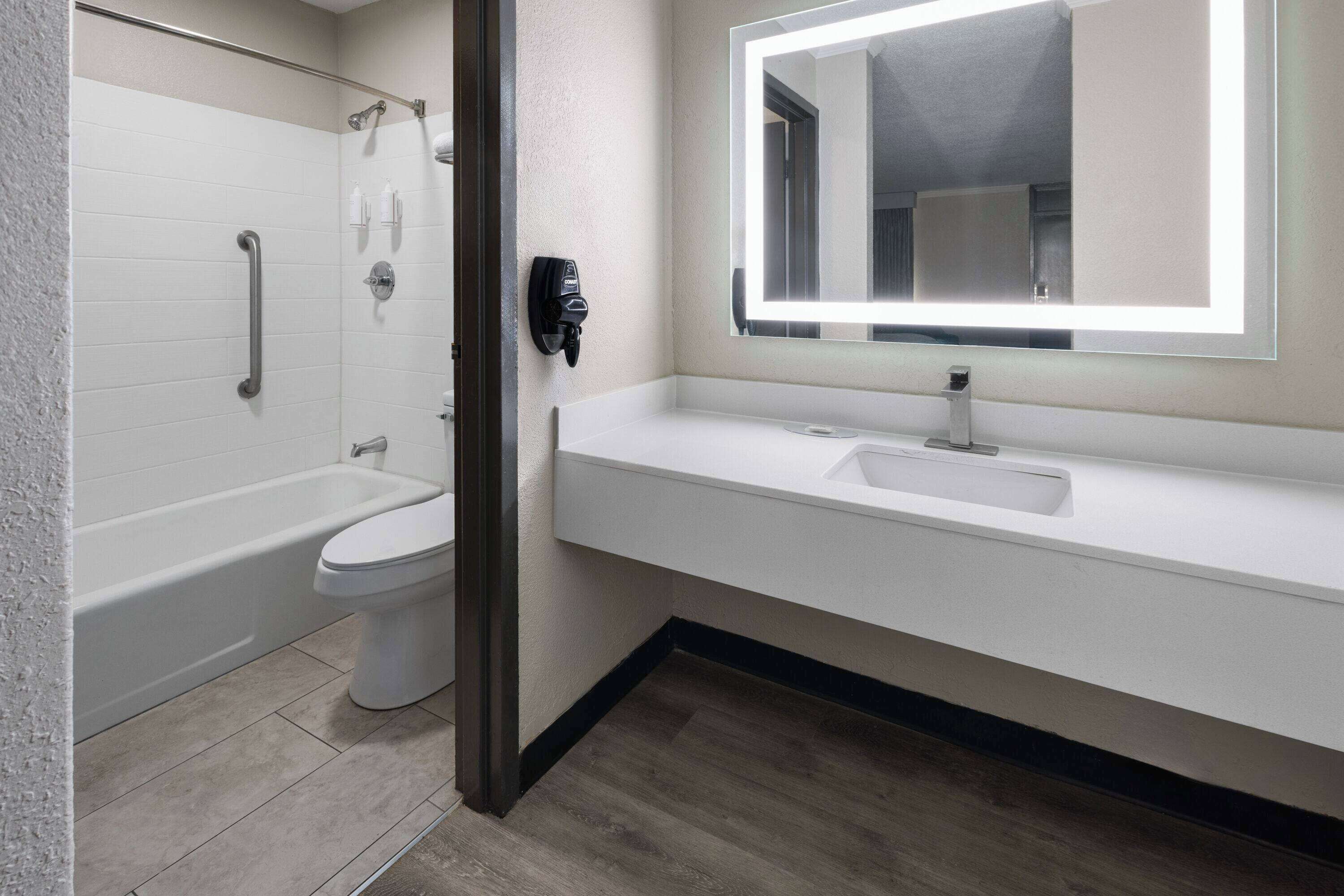 Combined shower/tub, hair dryer, towels