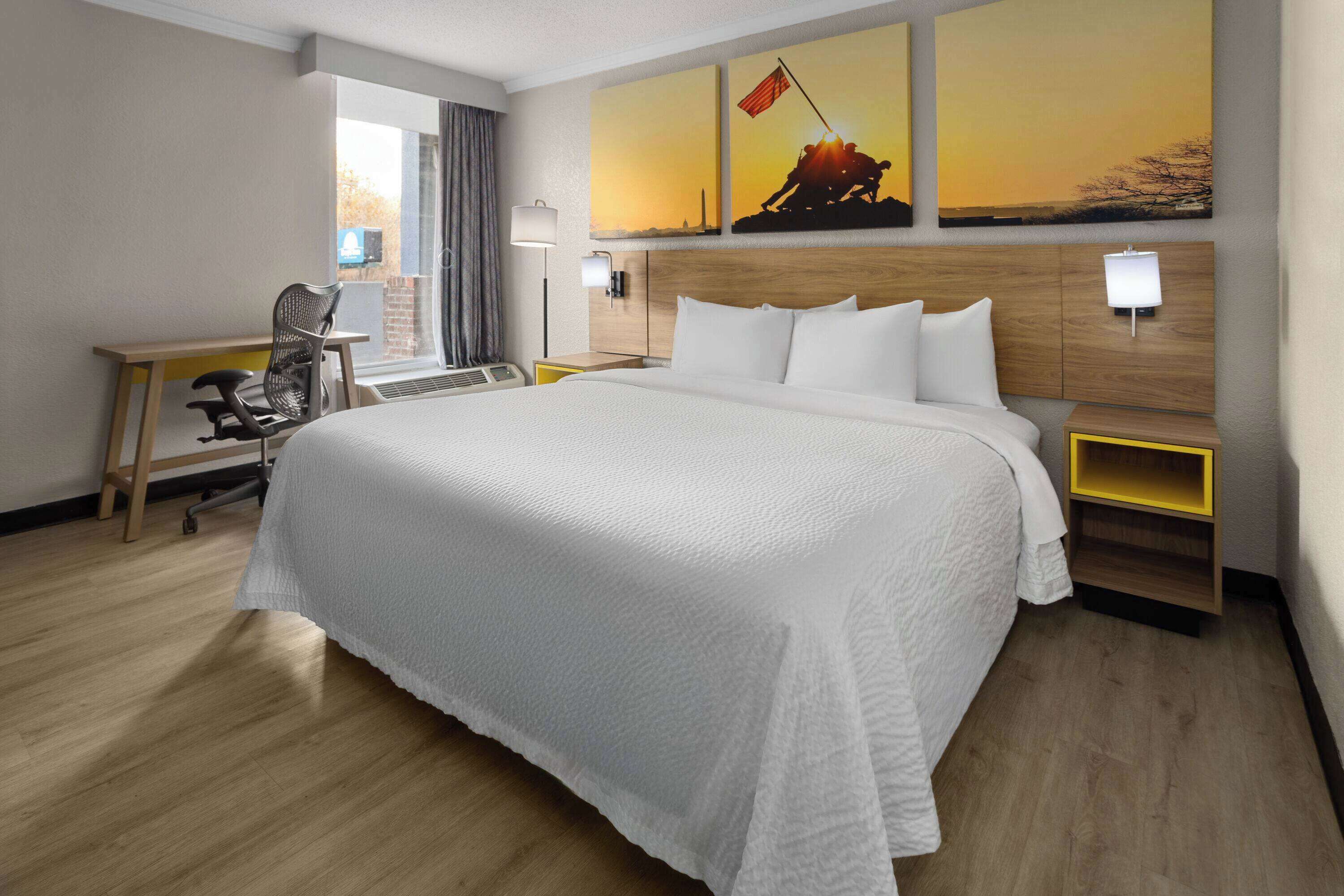 Zimmer, 1 King-Bett, barrierefrei, Nichtraucher (Mobility, Bathtub W/grab Bars) | Schreibtisch, kostenloses WLAN, Bettwäsche, Wecker