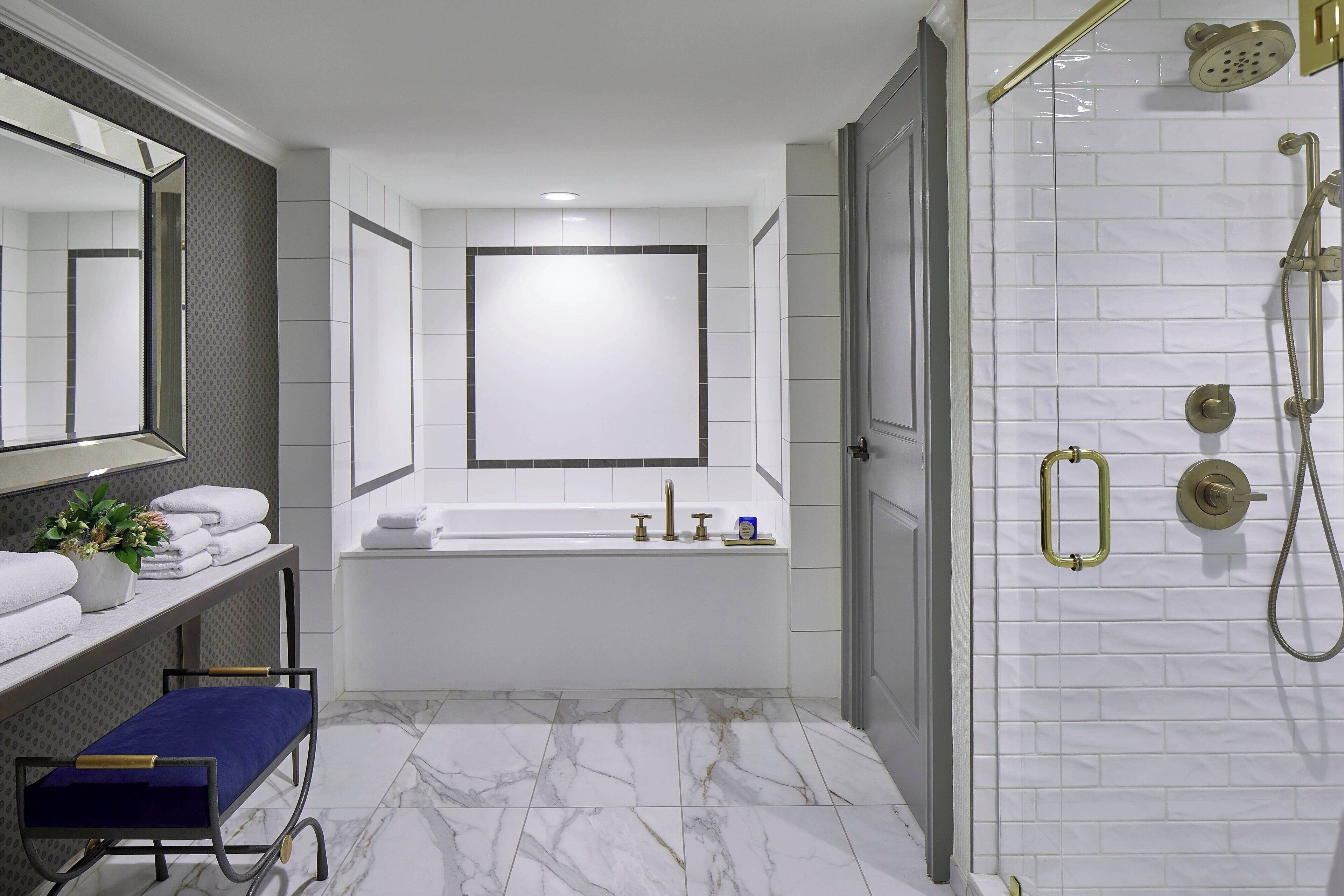 Un bagno moderno con vasca, doccia e un mobile vanità con specchio.
