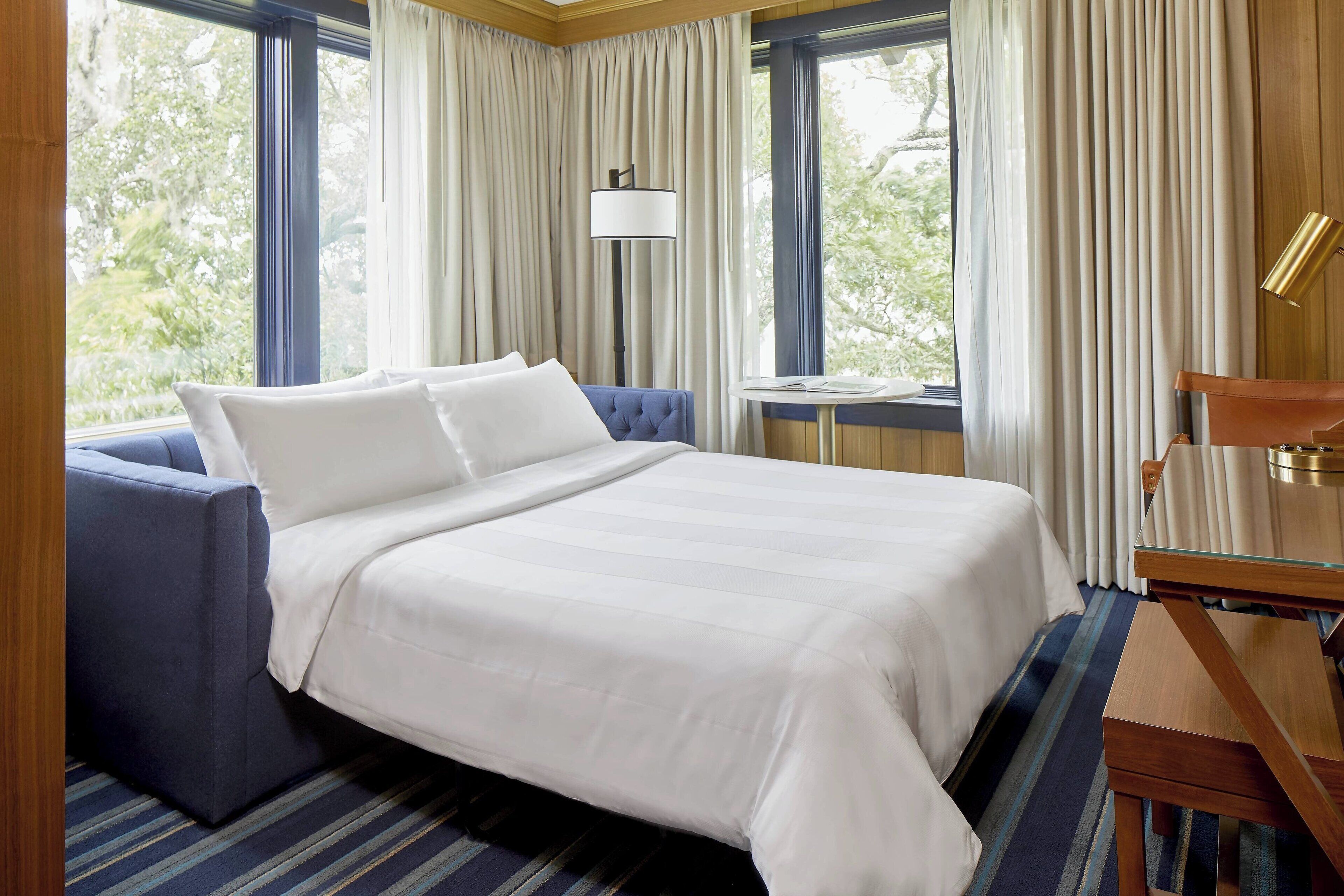 ルーム クイーンベッド 2 台 ベイビュー | 高級寝具、セーフティボックス (室内)、デスク、遮光カーテン