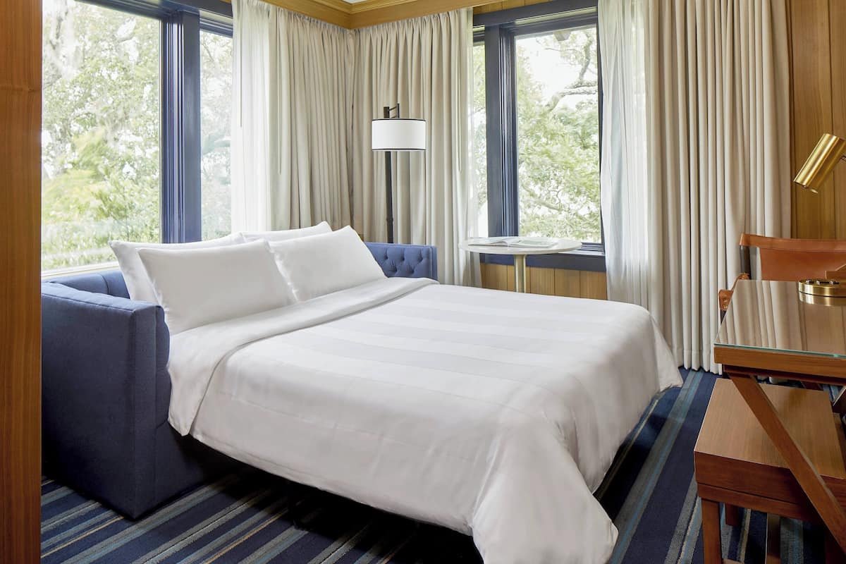 ルーム クイーンベッド 2 台 ベイビュー | 高級寝具、セーフティボックス (室内)、デスク、遮光カーテン