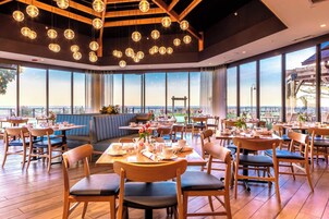 3 间餐厅，供应早餐、午餐和晚餐，美洲菜