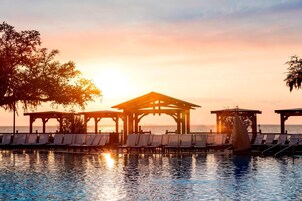 室内游泳池，2 室外游泳池，收费帐篷屋，池畔遮阳伞