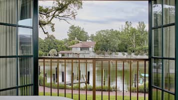 Hochwertige Bettwaren, Zimmersafe, Schreibtisch, Verdunkelungsvorhänge