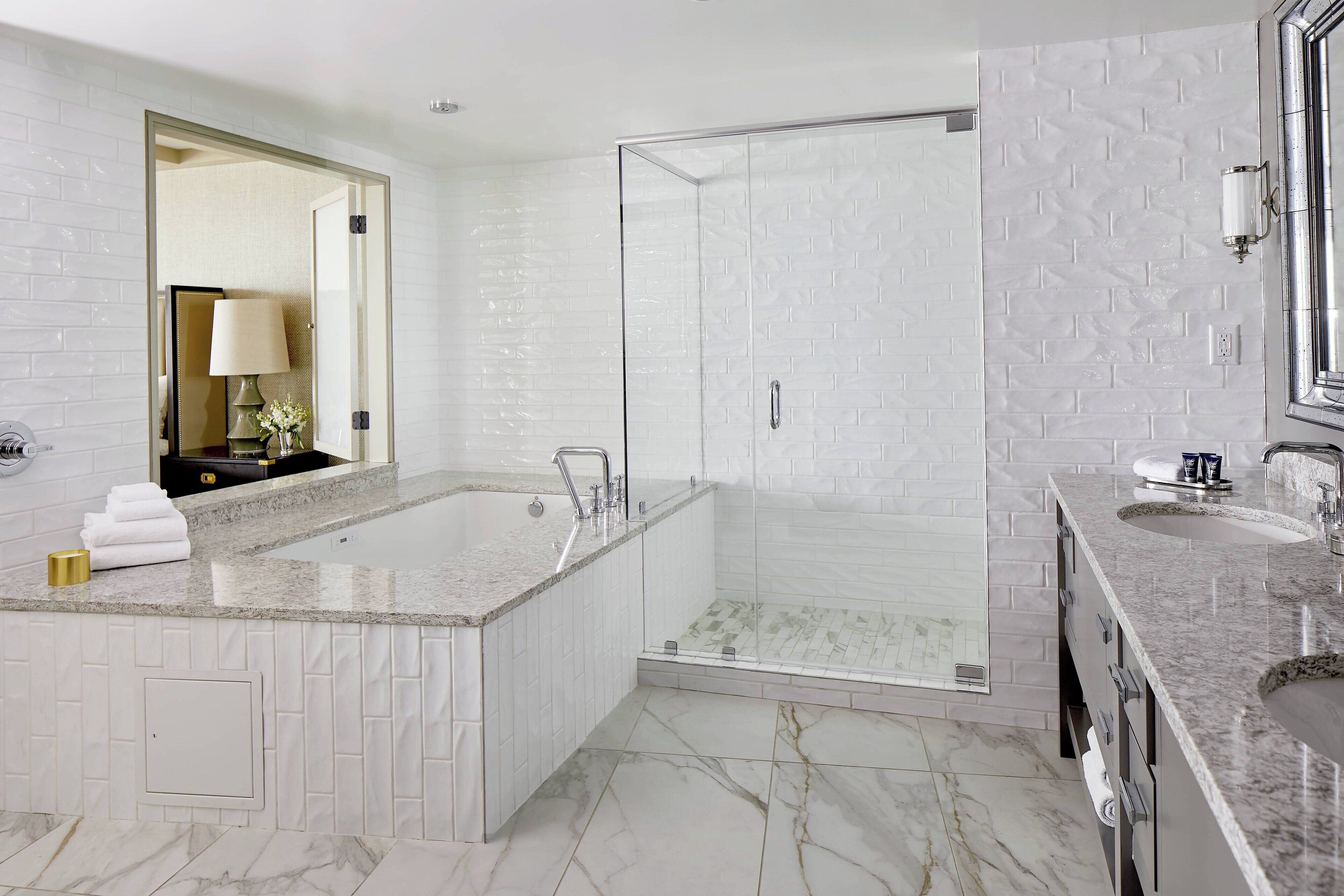 Un baño moderno con una bañera grande, una zona de ducha separada y un lavamanos.