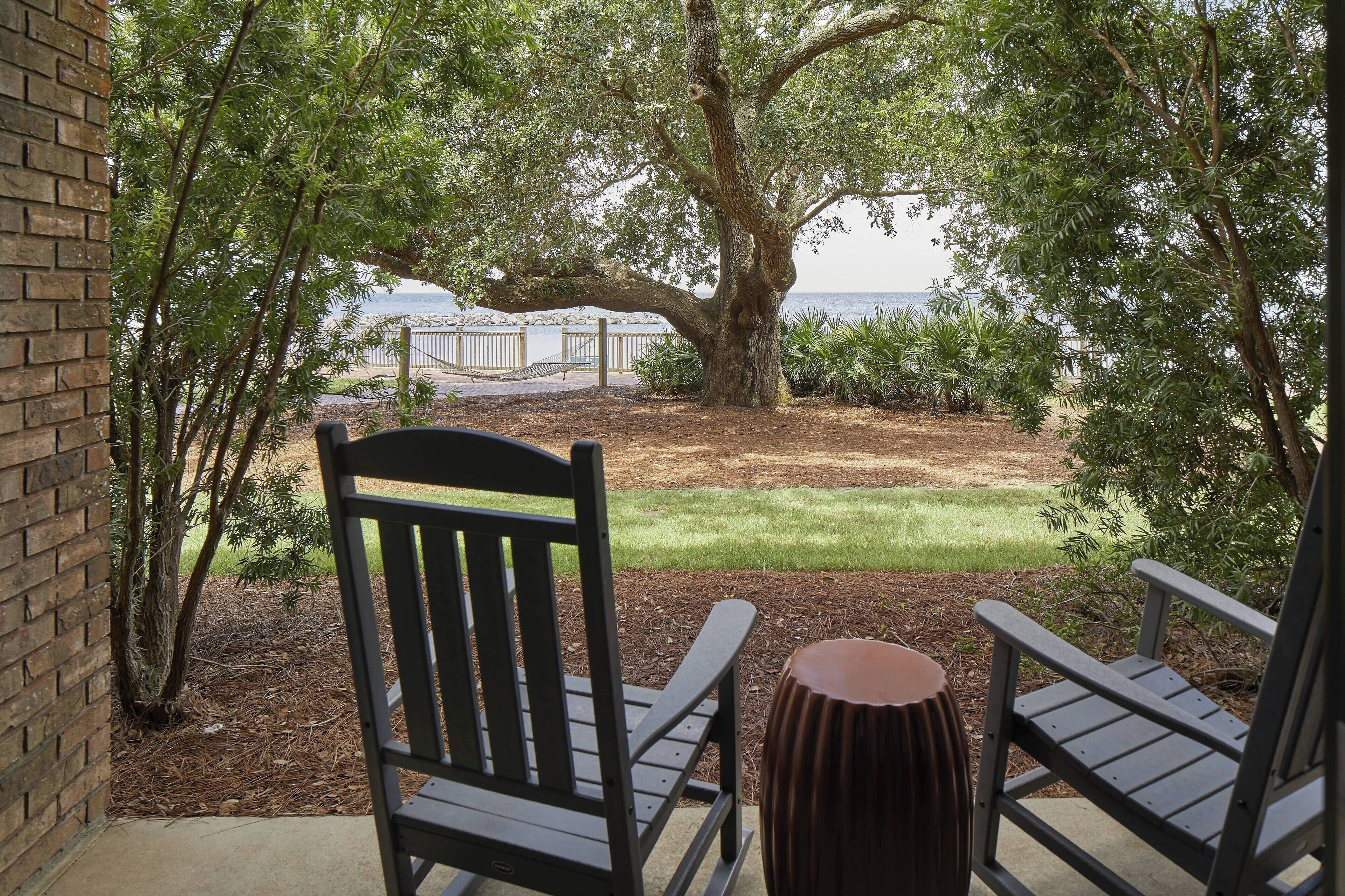 Premium bedding, in-room safe, desk, blackout drapes