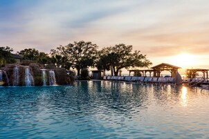 室内游泳池，2 室外游泳池，收费帐篷屋，池畔遮阳伞