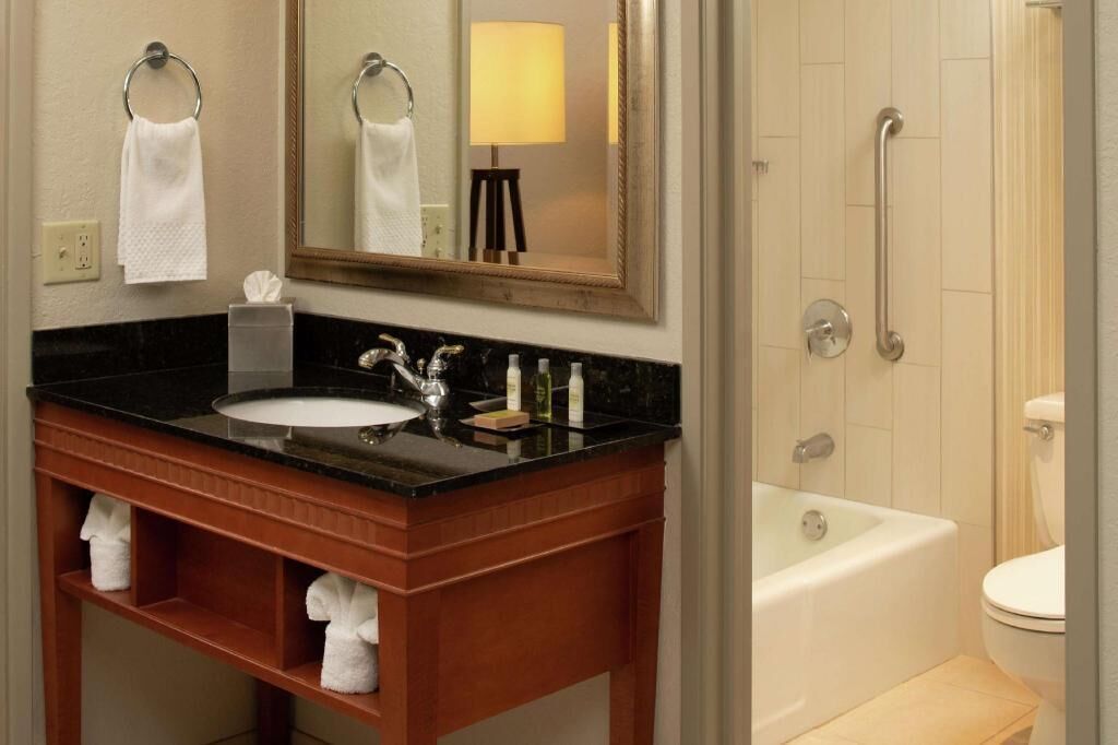 Baño | Amenidades de baño de diseñador, secadora de cabello, toallas, jabón 